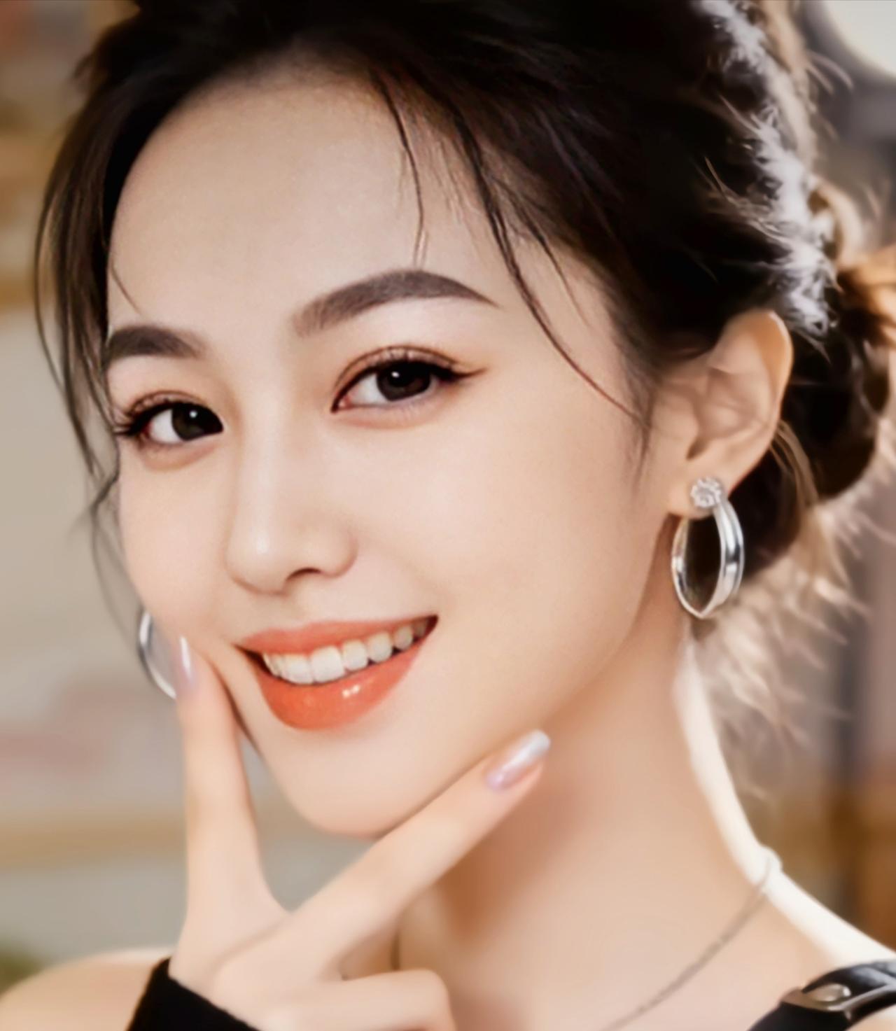 做人实不易，
感情里更是如此。
真正高级的女人，
就像一件珍品，
从不轻易“打折
