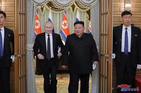 朝鲜领导人金正恩满面笑容走进会场，这场景可太有看头了……

麻烦看官老爷们右上角