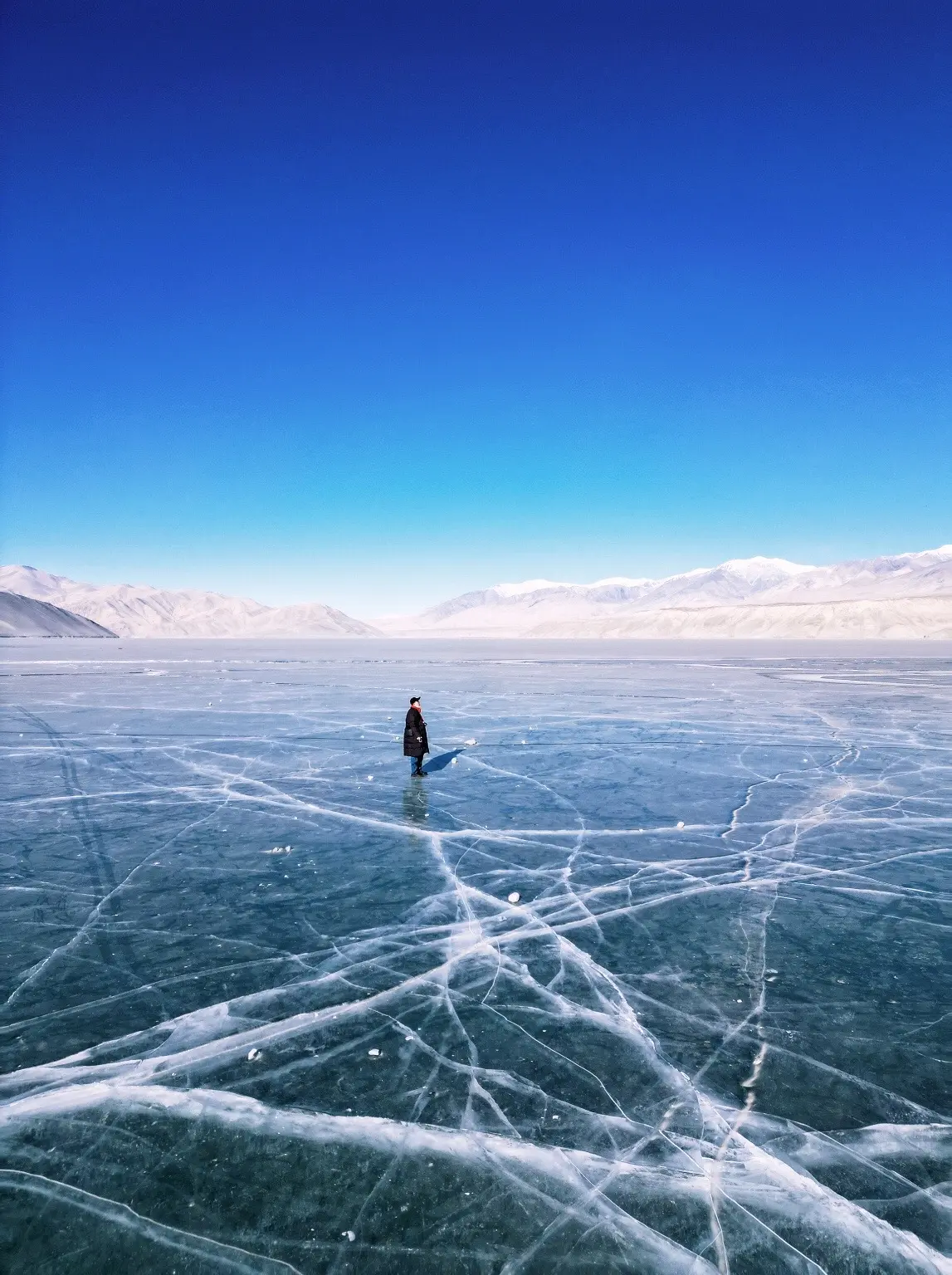 南疆攻略🧊冬天的白沙湖也拥有一片蓝冰。时隔一年半，又来白沙湖，没想到冬天的风景也是很惊艳啊！冰面冻结成梦幻般的蓝冰，冰封的白沙湖像镶嵌在帕米尔高原上的蓝宝石，一边是此起彼伏的白沙山，一边是雪山，也终于感受到踏上蓝冰是一种什么样的体验。夏天的白沙湖相信很多人都去过，那冬天也同样值得期待哦！ 
「TIPS」 
❶白沙湖有两个观景台，开车从塔什库尔干去往喀什方向的第二个观景台，视野更加宽广，白沙山更为震撼。
❷穿黑白人像很出片。
❸慕士塔格峰也在不远处，可以花点时间去拍拍。
❹可飞无人机，会收获意想不到的大片。
❺时间：12月底到来年2月是最佳看蓝冰的时期。
❻行走在冰封湖面上还是要注意安全。