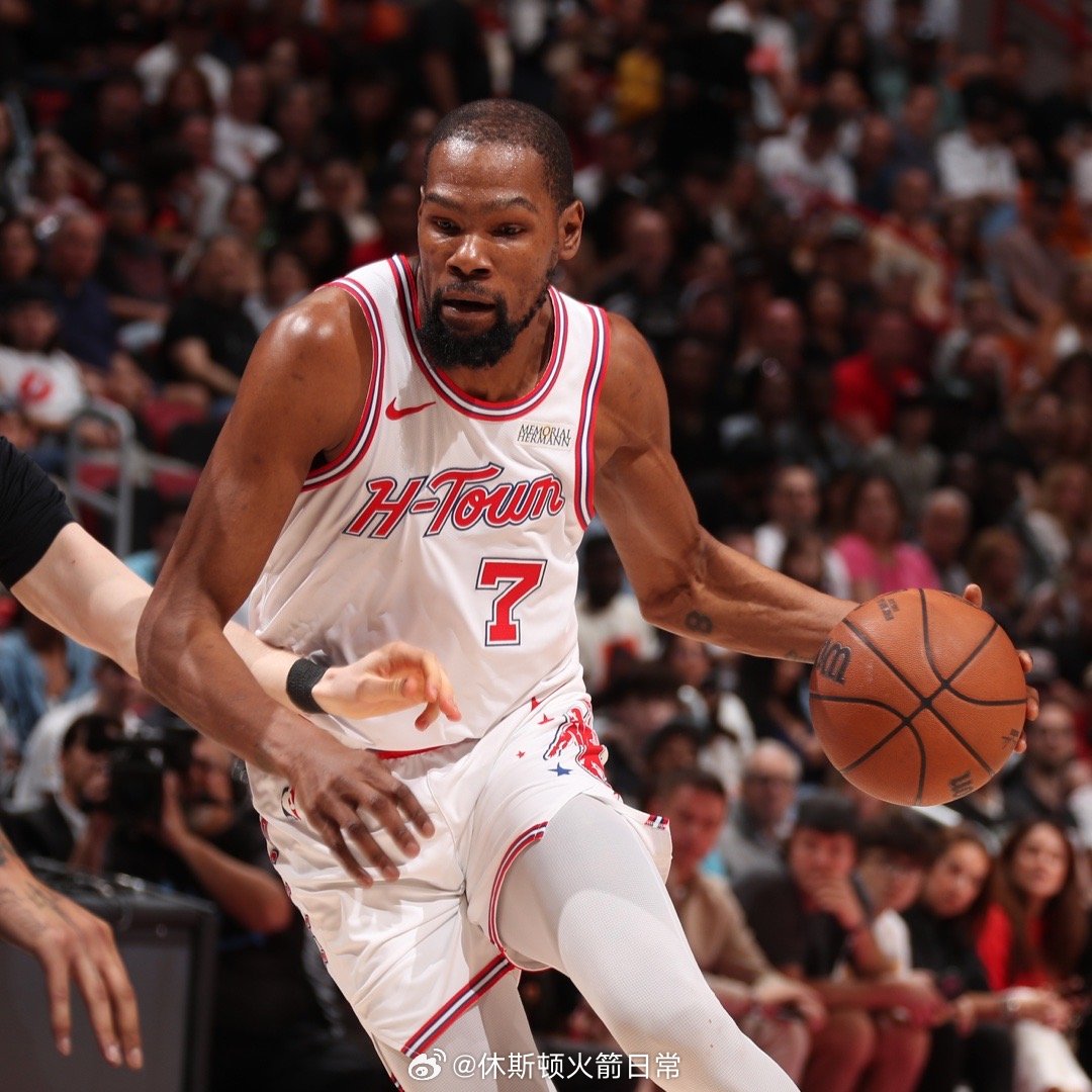 杜兰特本赛季出场数达到了76场，创离开勇士后新高（23-24赛季杜兰特在太阳曾出