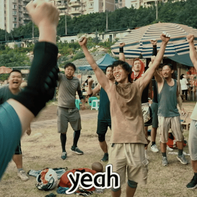 #有个陪你疯的朋友是什么体验#是心灵深处的港湾，无论风雨多大，都有彼此的肩膀可以