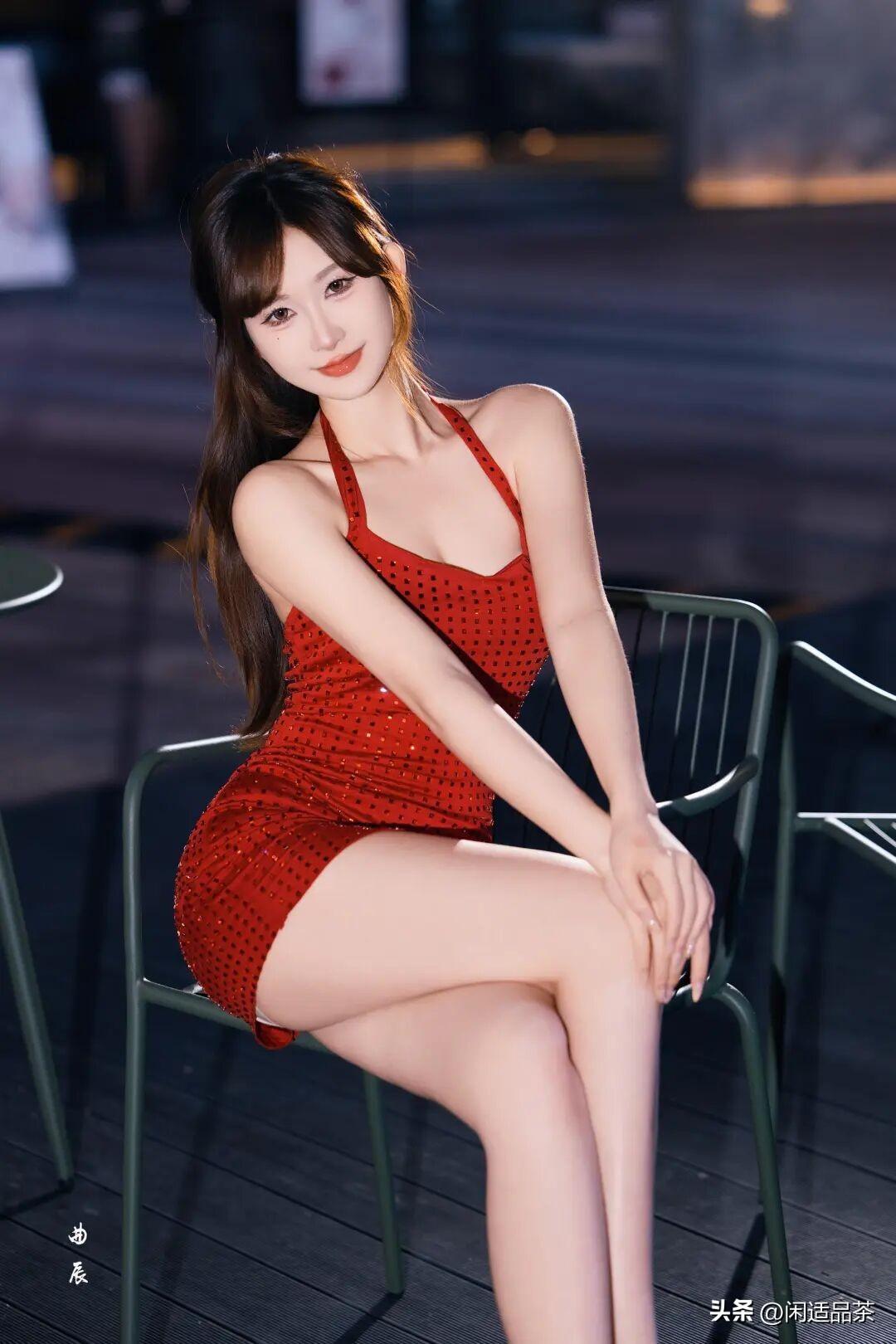 红裙翩翩舞，轻纱掩面娇。