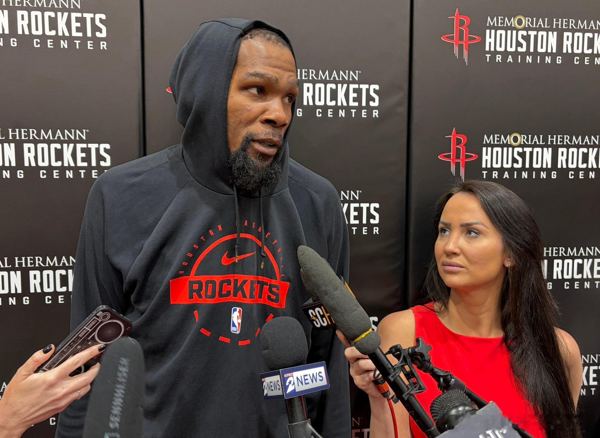 杜兰特谈乌杜卡：“他钻研比赛，观看大量录像，在另一个层面理解篮球。拥有一个曾以教