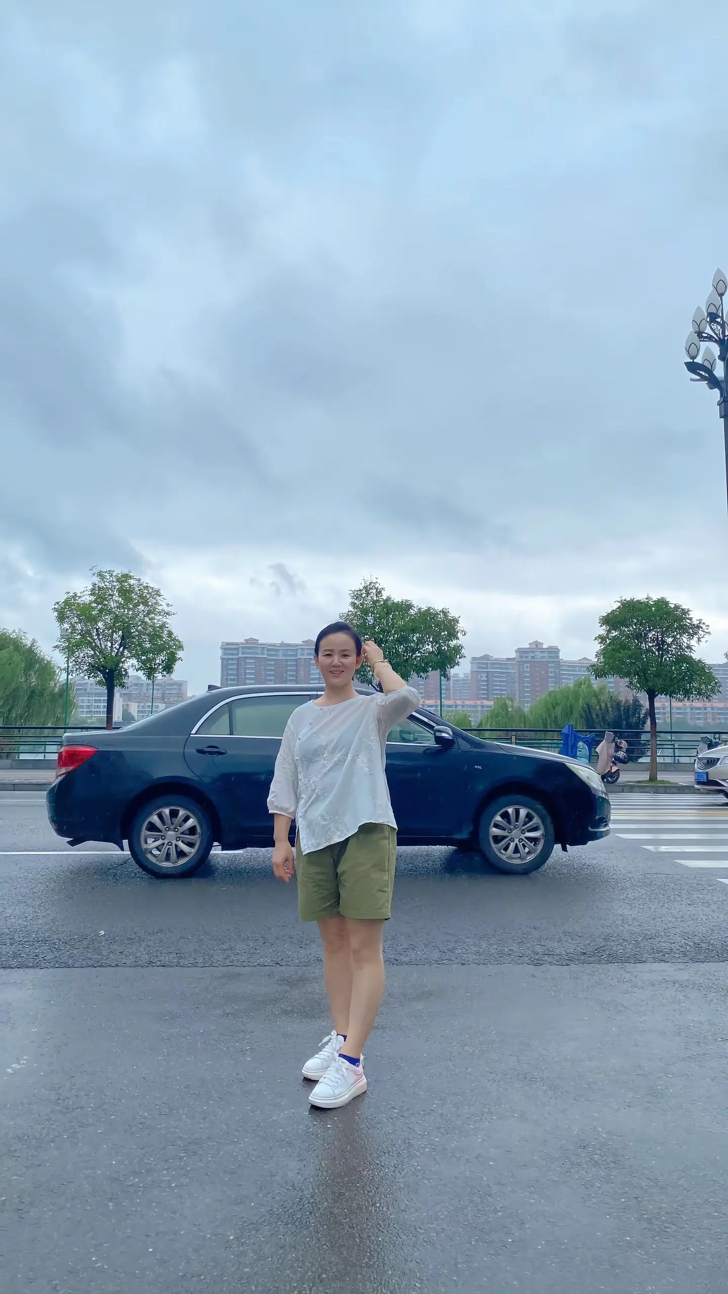 后来我才明白，一代人有一代人的牢笼，父亲的牢笼叫故土，而我的牢笼是他乡...