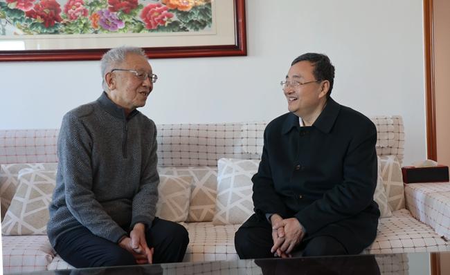 一位退休领导混迹职场30多年，酒后吐真言，以身边案例讲述往事，颇有价值，与大家分