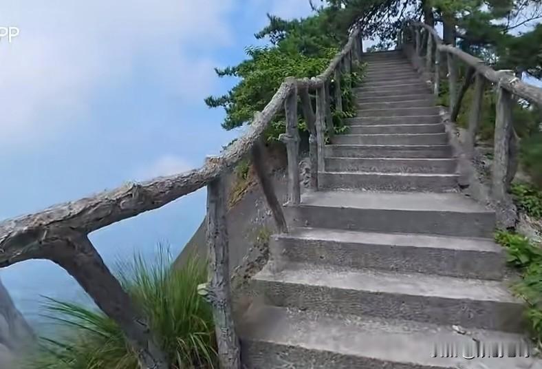 看一个人的思想观念是否先进，观察他对个人权势的态度就可以看出端倪。
有的人崇拜权