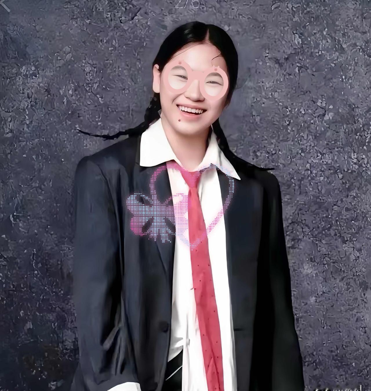 妈的，又一个“天才少女”的八股文。
看清楚了，这根本不是什么“蜕变”！
她娘的，