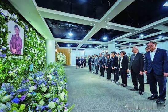 何超蕸设灵众名人送别，何超仪惊爆姐姐的死因令人悲痛
话说赌王二房三女儿何超蕸就在