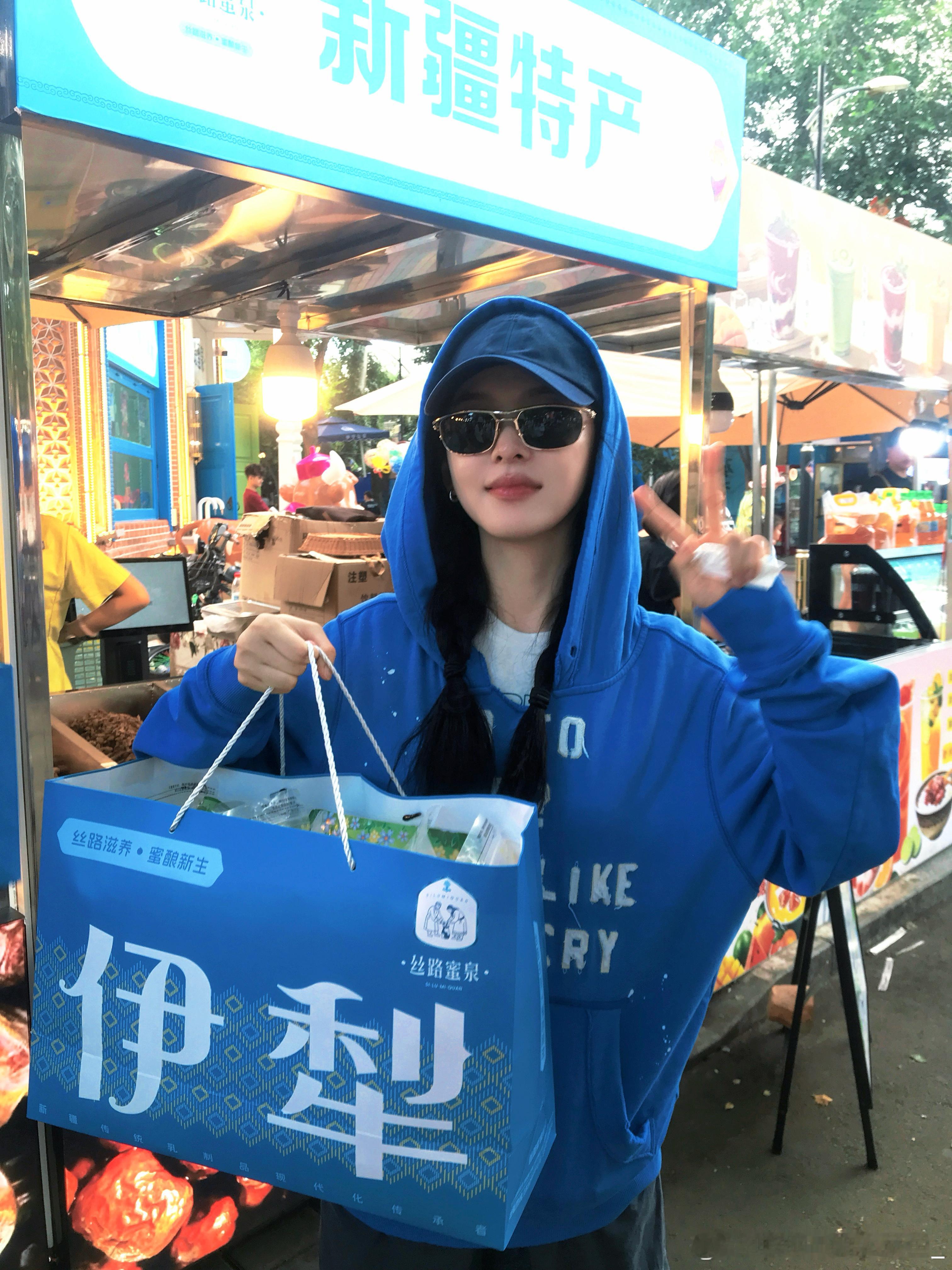 章若楠  zrn转转品牌代言人章若楠 月色朦胧如皎珠，春风烟雨一样等你，水漫漫，