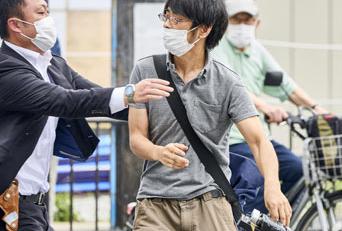 3年前奈良街头那声枪响至今想起来还让人脊背发凉，前首相安倍晋三当众倒地，而开枪的