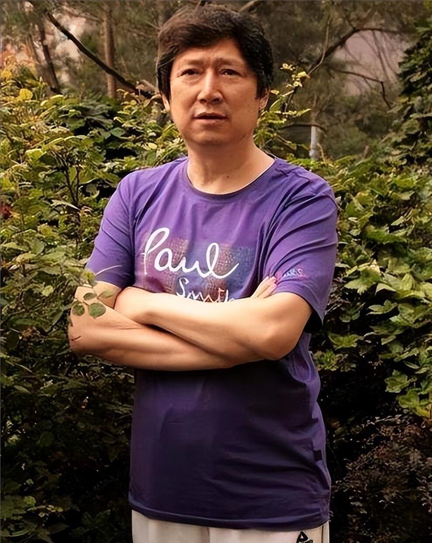 北京某家康复医院的一间特护病房里，时间像是被抽干了。 床头那台营养液泵一声接一声
