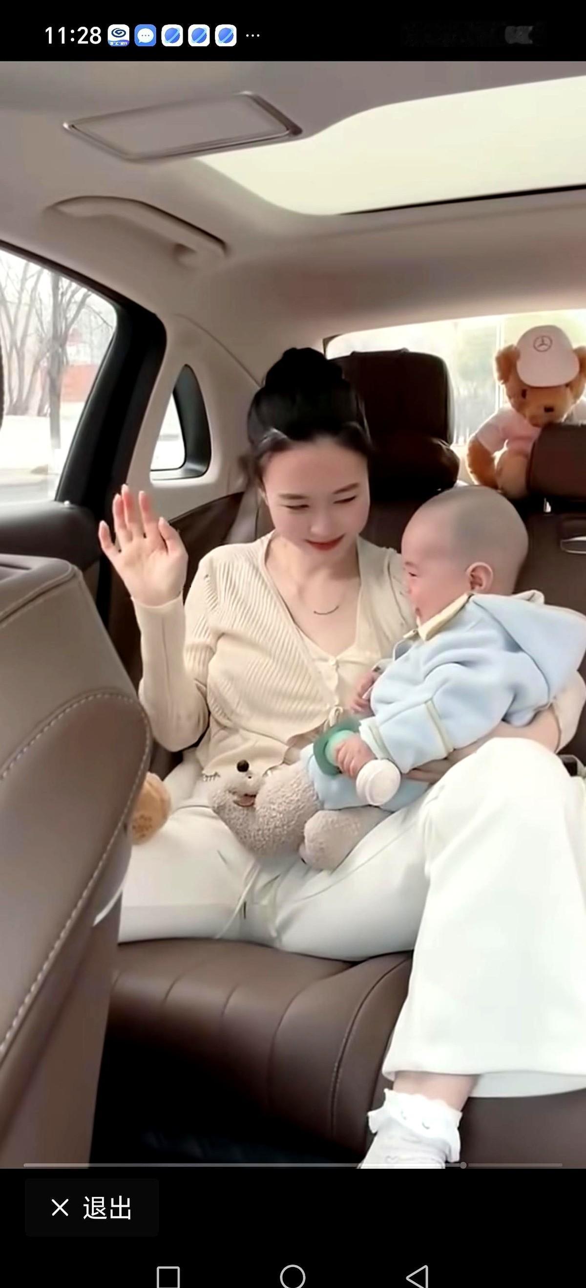 凌晨三点，我抱着怀里这个小祖宗，来回踱了快三百个圈。
眼皮粘在一起，手臂酸得像灌