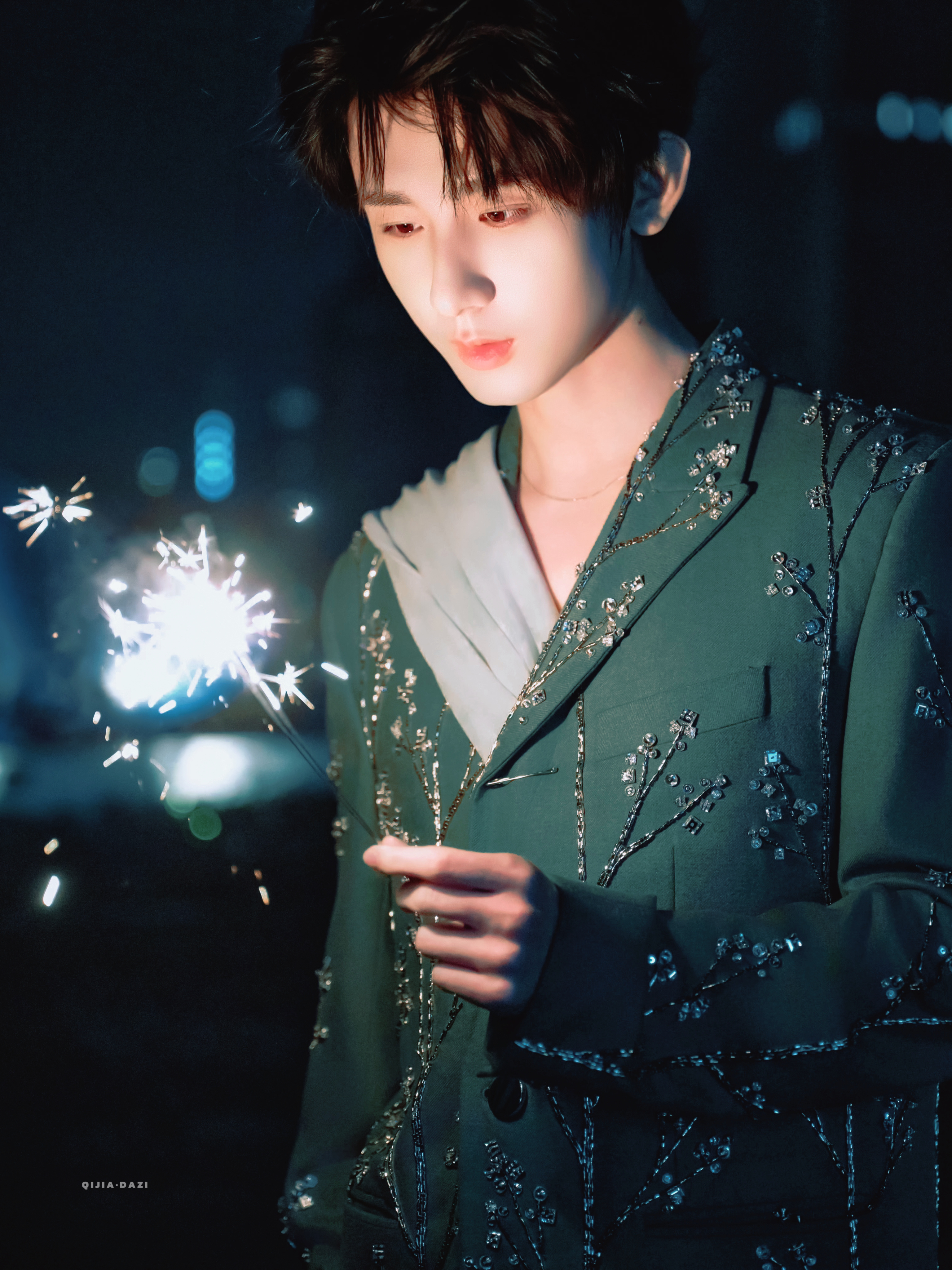 你眼中的光，比烟花更璀璨。 