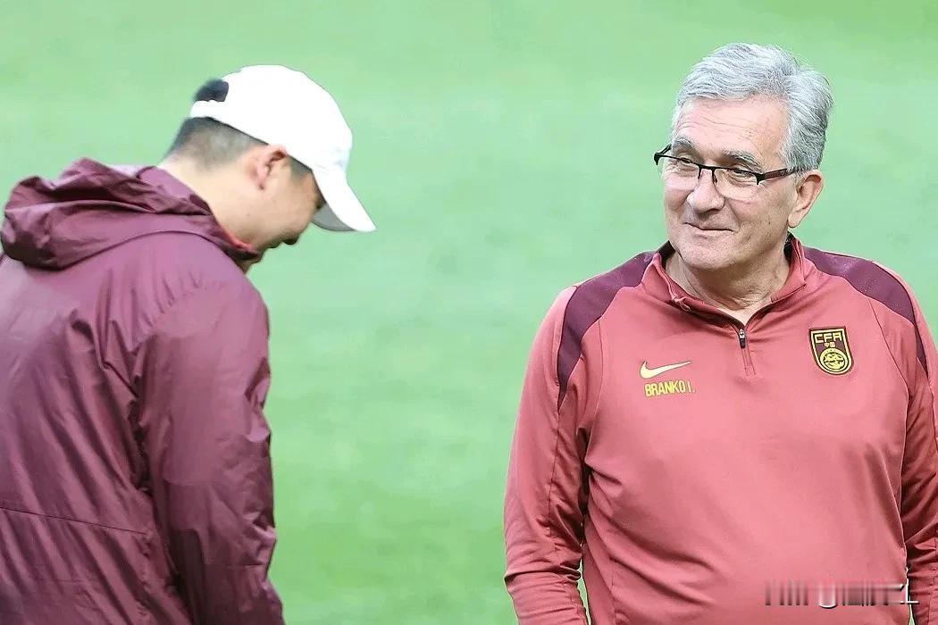 命真硬！泰国3:1新加坡，国足依靠相互交战成绩占优，涉险晋级世预赛18强。
  