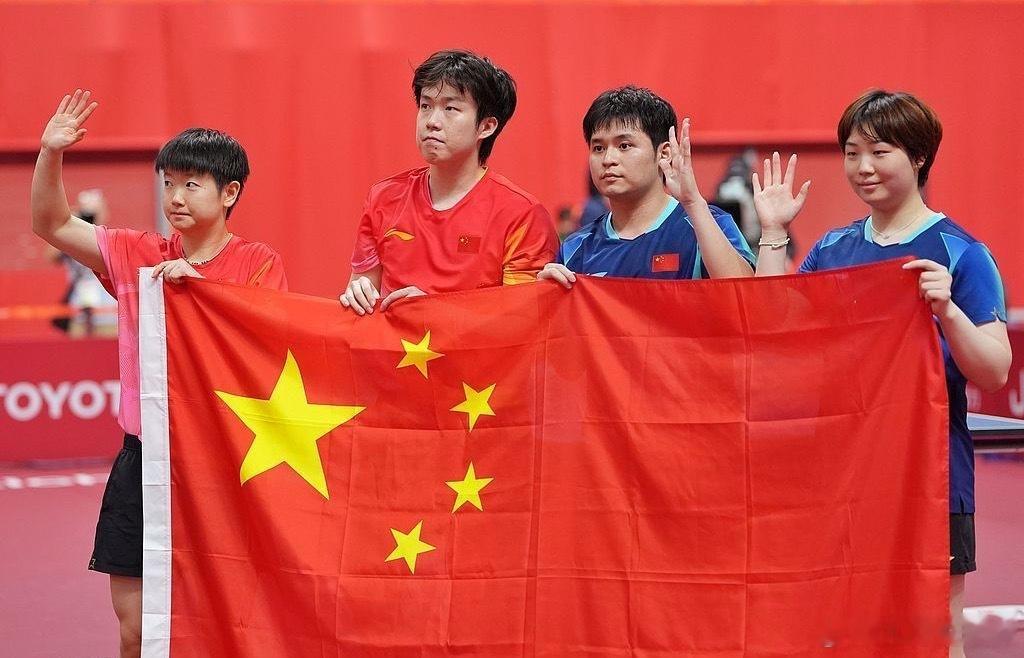 金牌银牌一起展示五星红旗这一幕真的很有意义 不论是谁 咱都是金牌银牌 ​​​