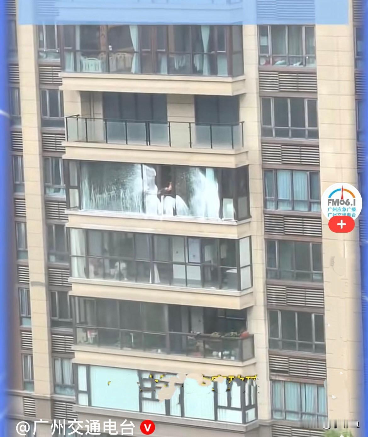 还有薅台风羊毛的……
近日浙江宁波，台风“白海豚”来临前夕，一男子思路清奇、脑洞