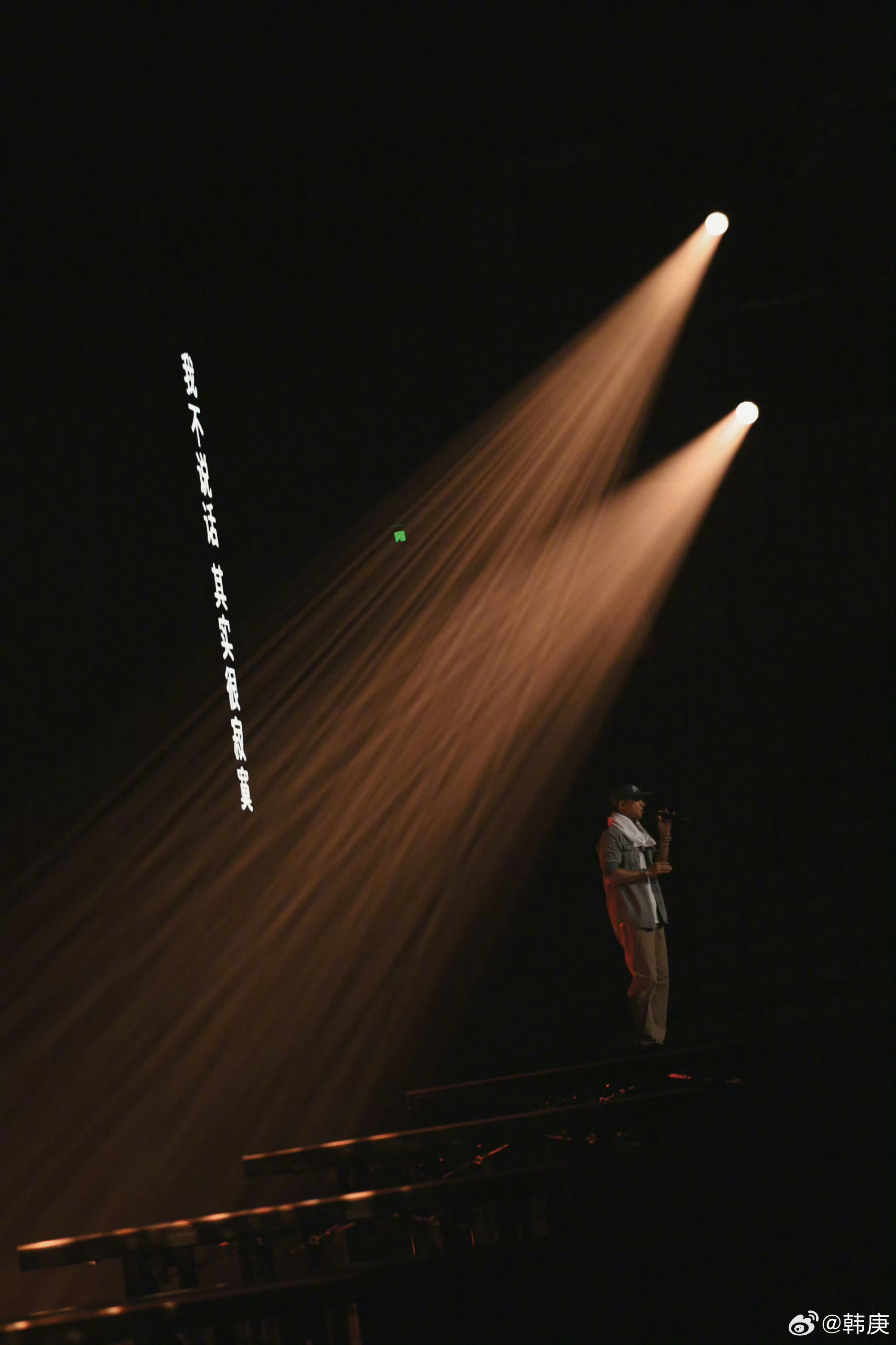韩庚世界的角落广州站巡演 广州的早茶要慢慢品，这场演唱会也要慢慢记。从开场的炸裂