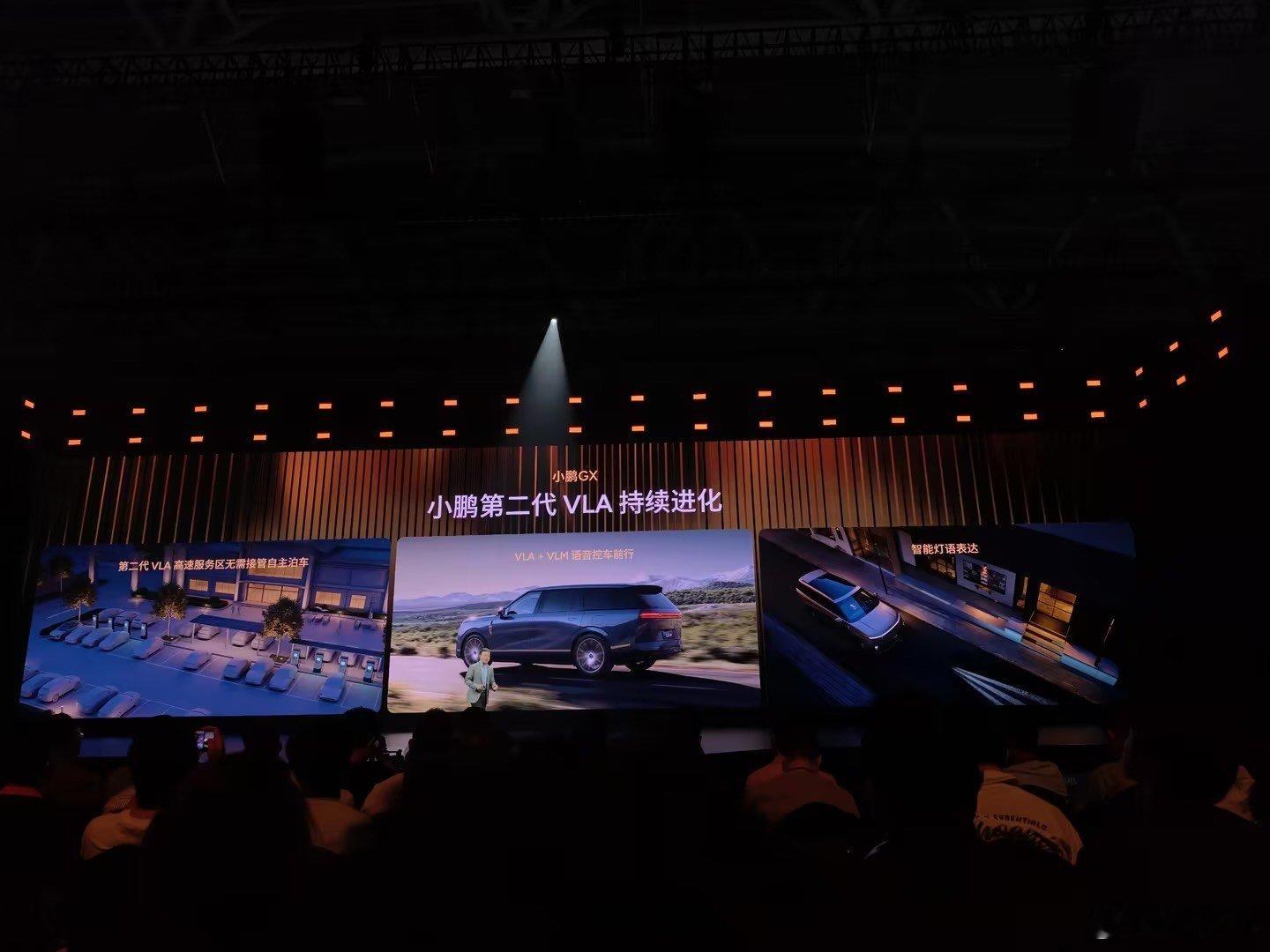 你从大面上看，小鹏GX其实也是遵循的“大冰箱、大彩电、大沙发”的套路，但它是把每