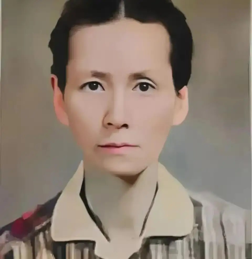 1953年，林徽因去世前的罕见工作照，瘦到脱相 