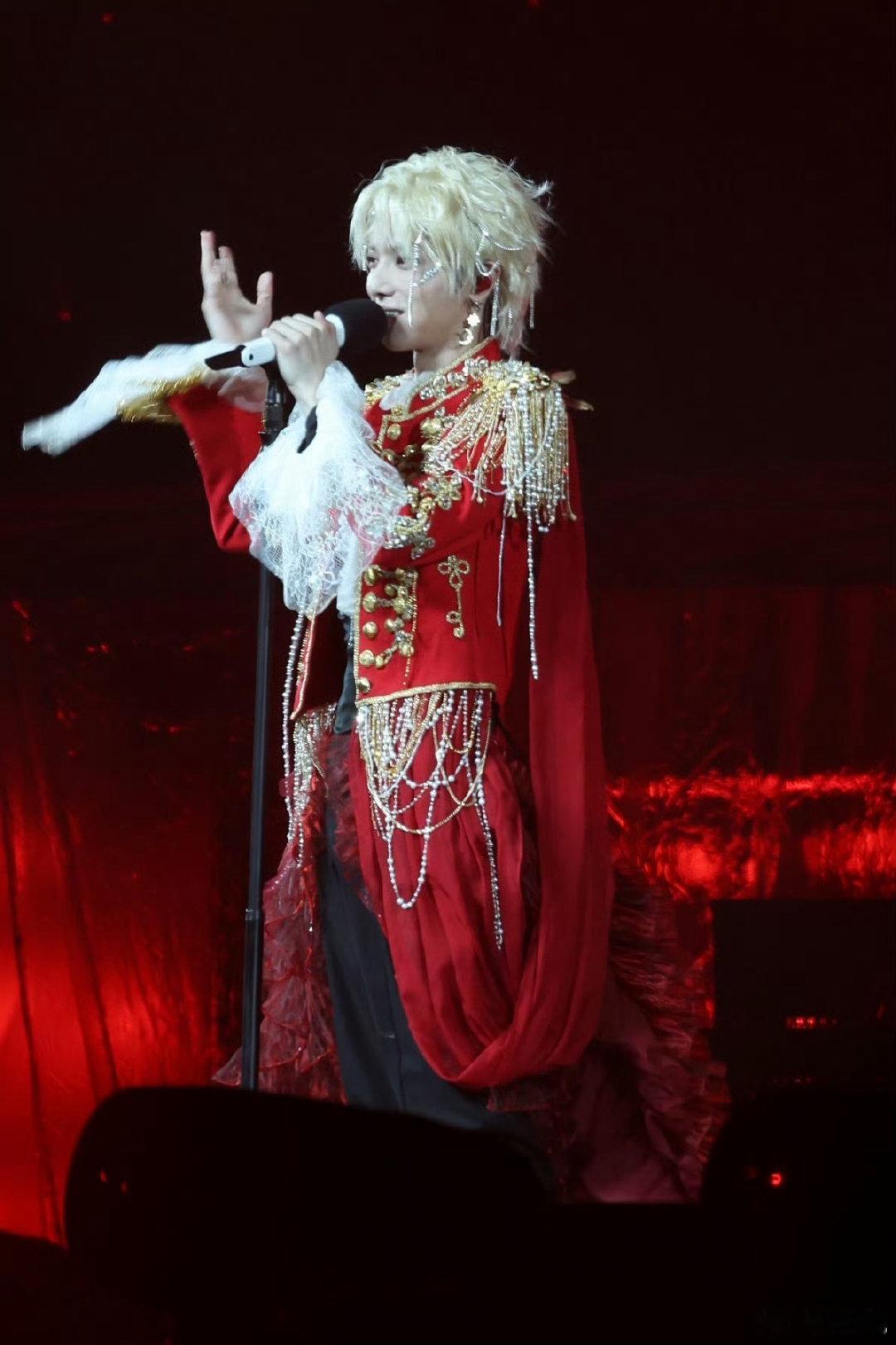 华晨宇就是这个冷脸熟男帅华晨宇这场舞台真的硬帅到犯规！金发配红金礼服，冷着脸全程