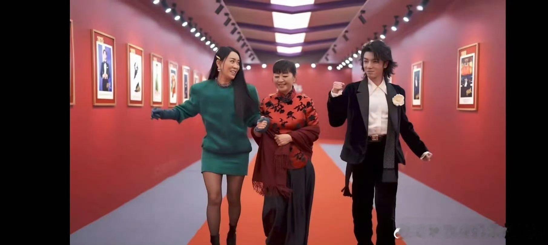 那英 腿精声鸣远扬直播声鸣远扬姐就是女王，那英的大长腿配上超强气场，谁看了不迷糊