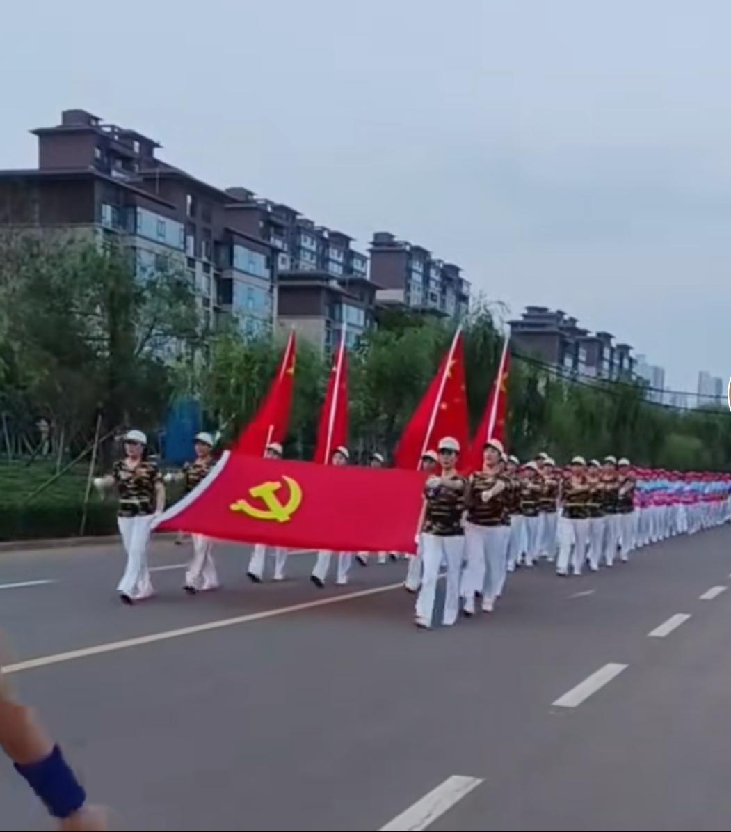 暴走团又出新花样了，他们究竟想干什么！
最近，某地一暴走团又出新花样了。五六百人