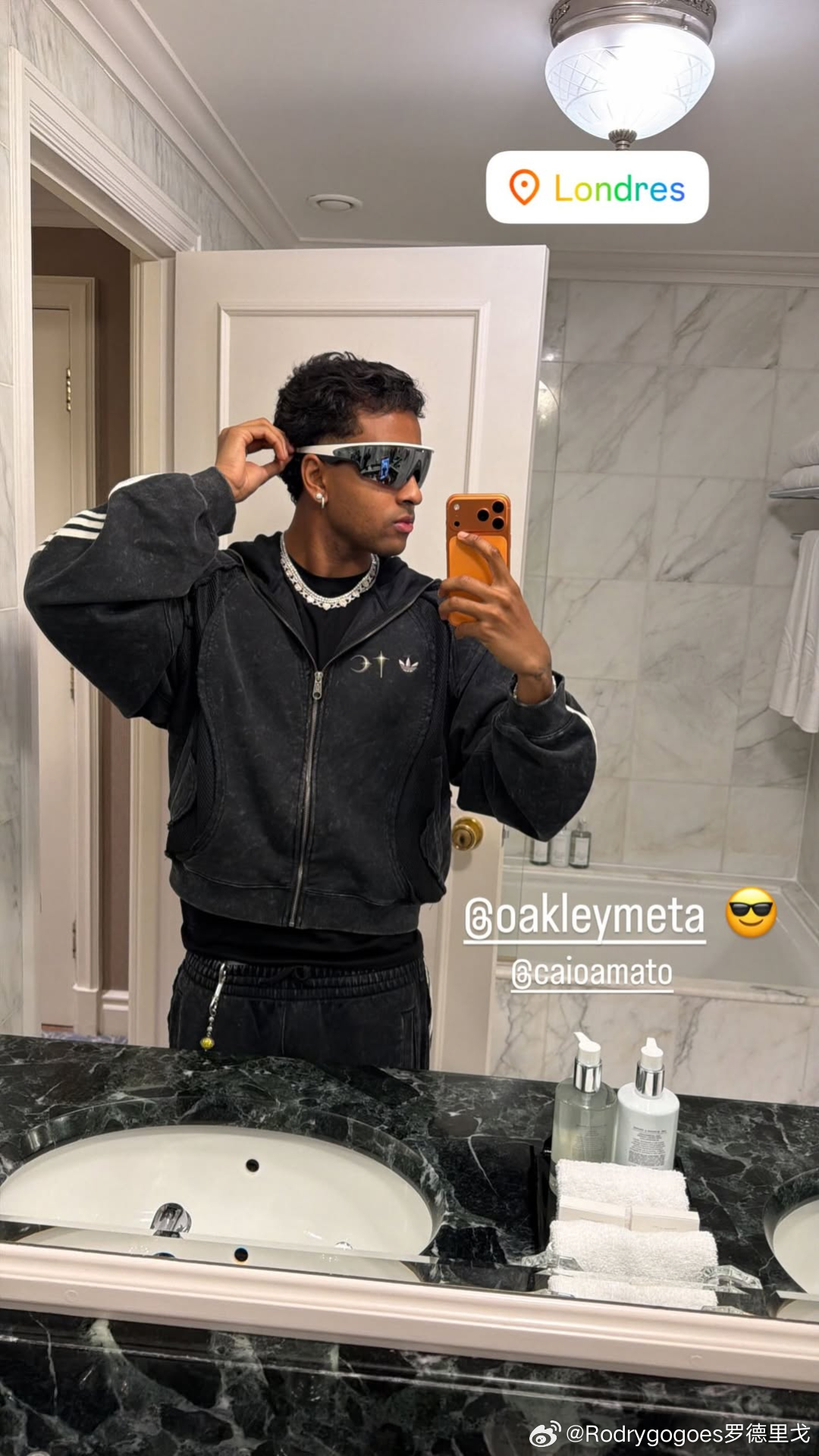 罗德里戈抵达伦敦，这副墨镜还是帅的罗德里戈 ​​​