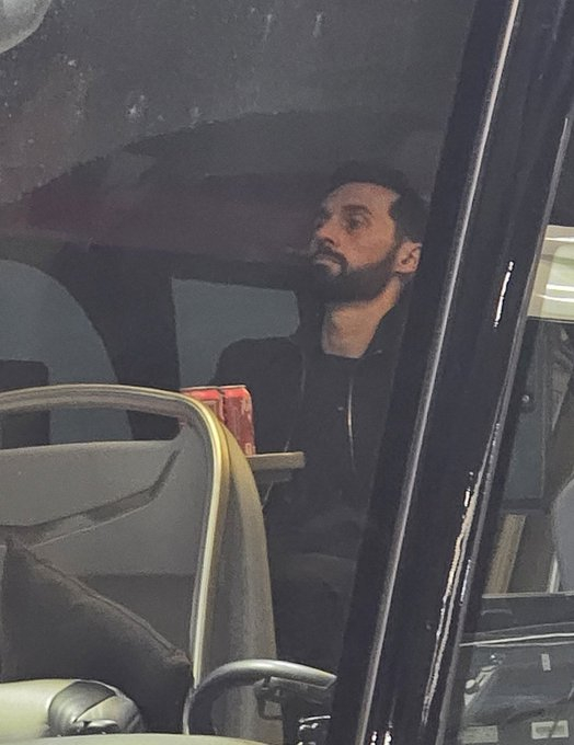 阿尔瓦罗·阿尔韦罗亚，在离开慕尼黑的球队大巴上……这可能是他作为皇家马德里主教练