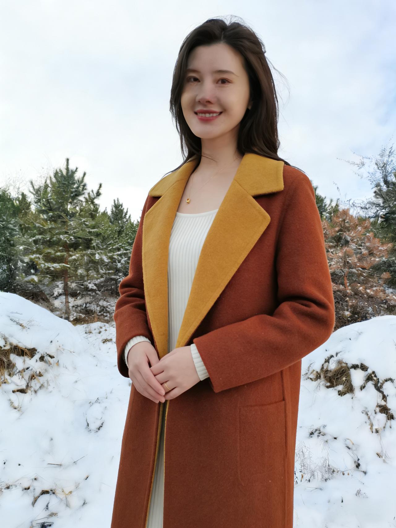 遥松积玉凝寒翠，近雪堆银覆野苔。
莫言塞北无春色，淡淡芳华迎雪开。