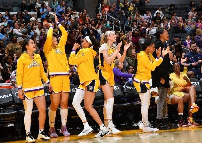 wnba篮球 洛杉矶火花本赛季整体表现起伏较大，目前战绩处于联盟中游位置，球队拥