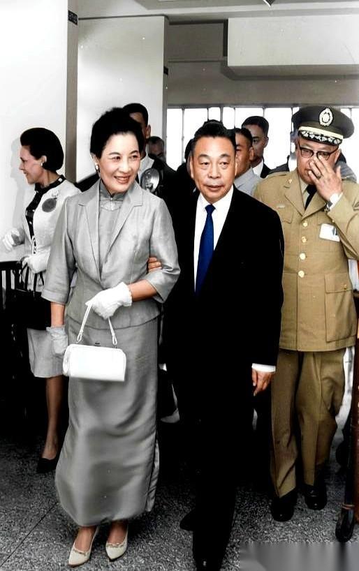 一张老照片，一个男人，一个女人。
女人不是他妈，是他爸的女人。
他扶着她，姿态堪