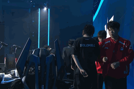 给jiejie都打笑了（与FOFO碰拳后），EDG是真打算一把不赢啊？现在成绩垫