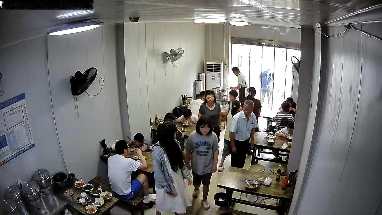 今天我们县气象局发布高温黄色预警，最高温度36度。凌晨2点钟起床做包子，外面像火