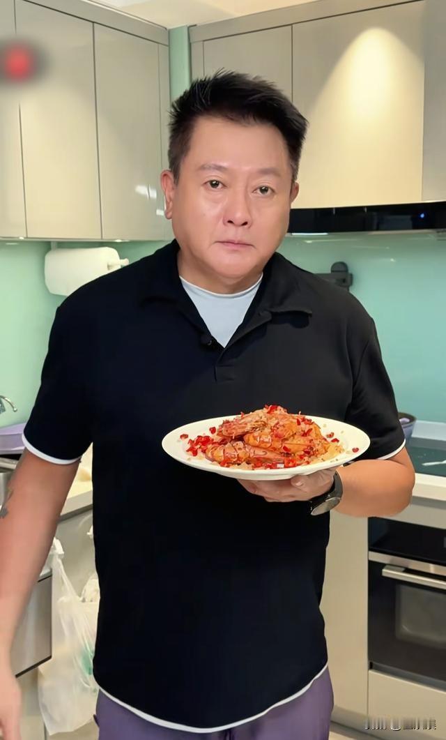 港星魏骏杰，很爱女儿。
10月30日，魏俊杰晒出一段视频，网友看完，纷纷表示他是