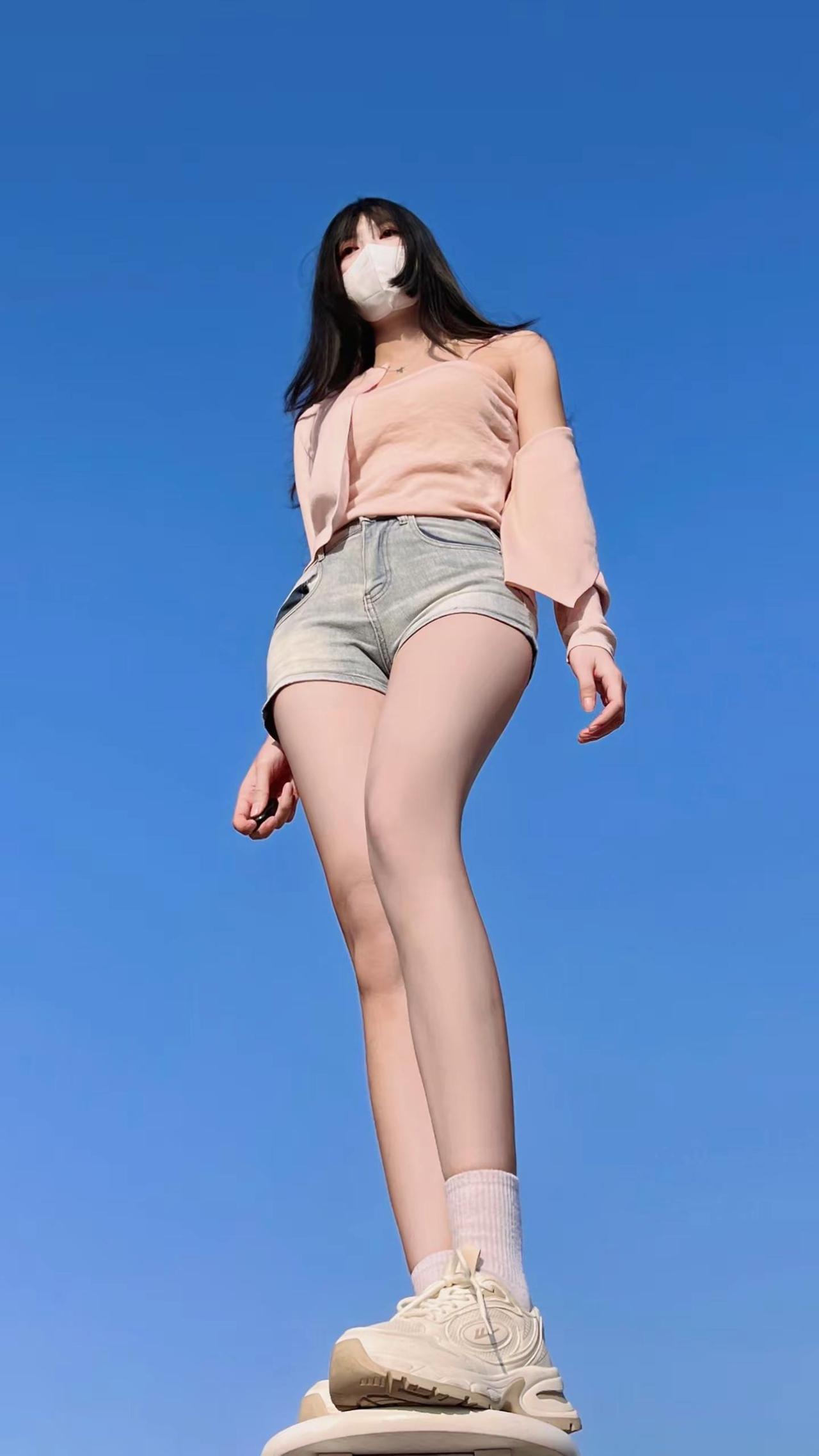 粉色上衣搭配牛仔短裤。夏日辣妹穿搭 创作者中心