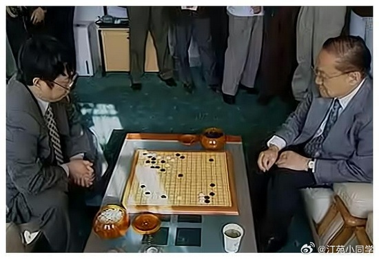 1983年聂卫平在广州参加“新体育杯”决赛时，金庸托人转告聂卫平，要在从化拜聂为