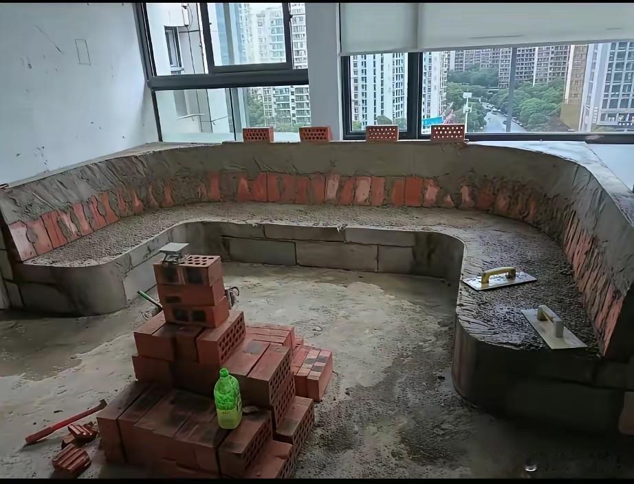 沙发底座用砖砌，我认为可行。