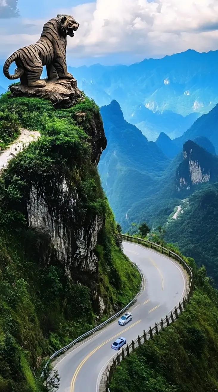 壮美虎跃山，蜿蜒公路穿云海，震撼心灵之旅！🐯🚗🌄中国醉美峡谷 旅行醉美大道