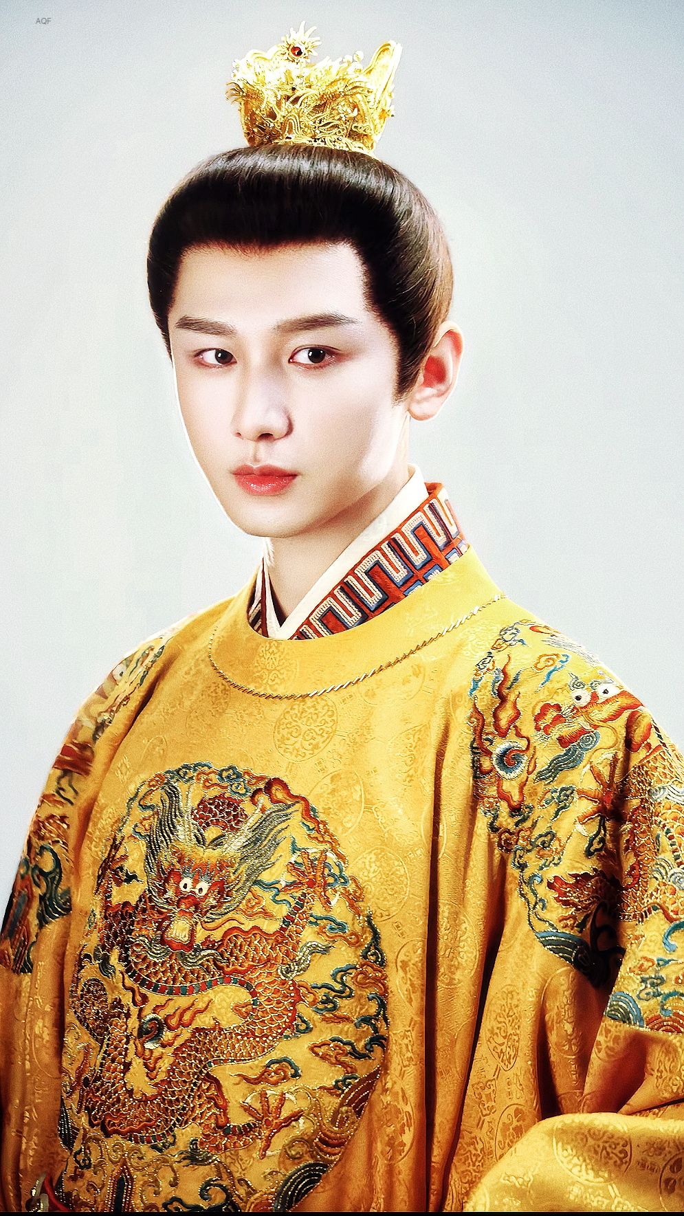 截修成毅朱瞻基 超带感眼神上位者成毅满脸泥浆镜头