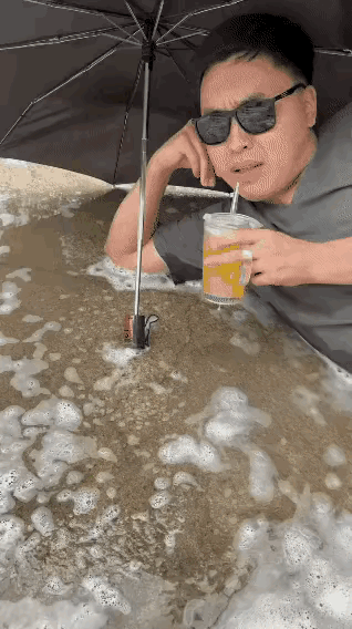 这哥们会享受，
一躺都能躺出马尔代夫的感觉。
