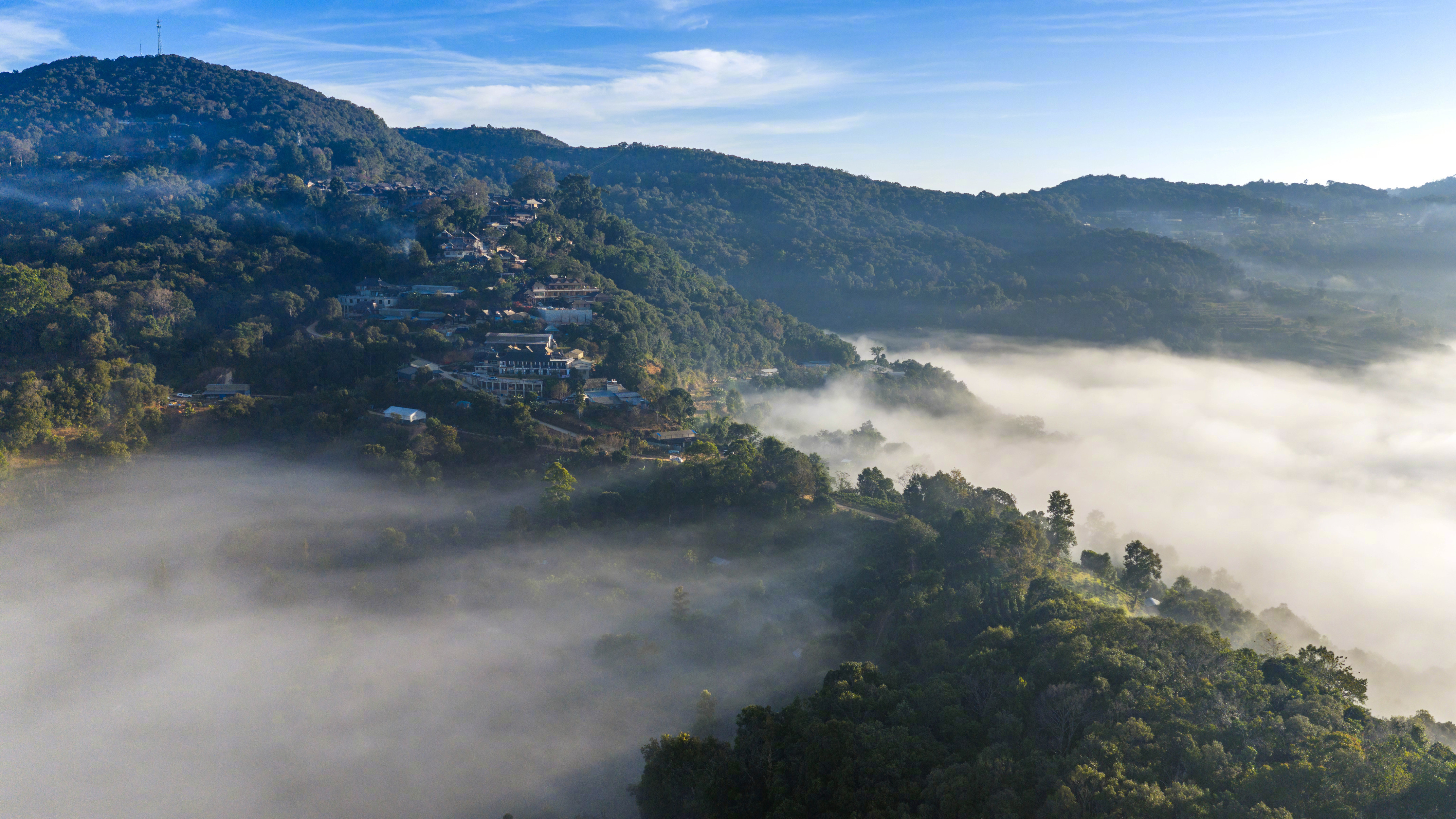 【#云海漫卷覆茶山#】冬日，云南省普洱市澜沧拉祜族自治县景迈山云海磅礴壮阔，与村