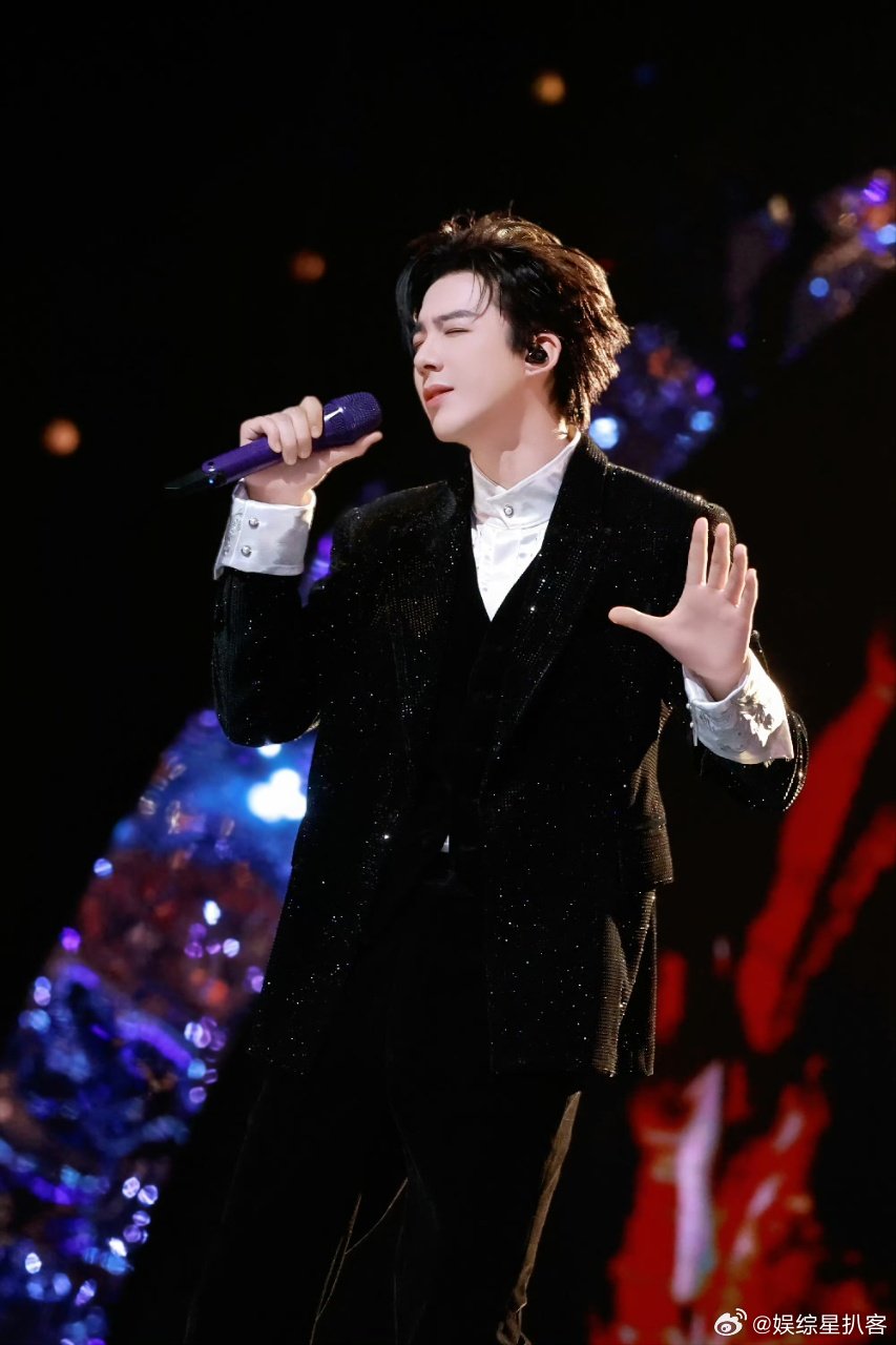 刘宇宁又在飞机上撞头了 高个子的人生处处是关卡，刘宇宁坐飞机又双叒撞头，真的又惨