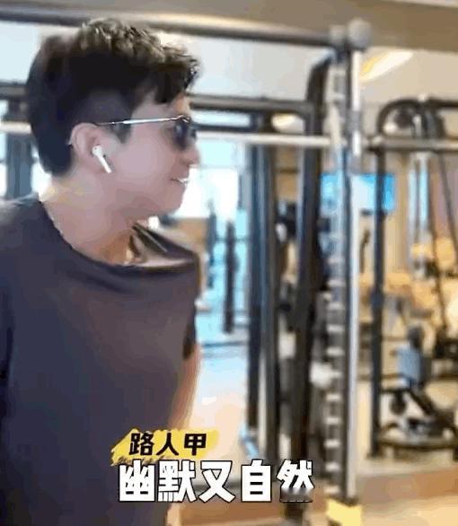 邓超偶遇的路人像托 邓超这路人缘也是没谁了，就连健身都能偶遇粉丝，被夸的耳朵通红