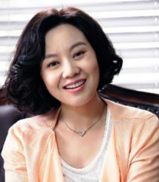 2007年一天，闫妮去买房，销售员见她衣着平平无奇，便带着几分敷衍：“这套不错，