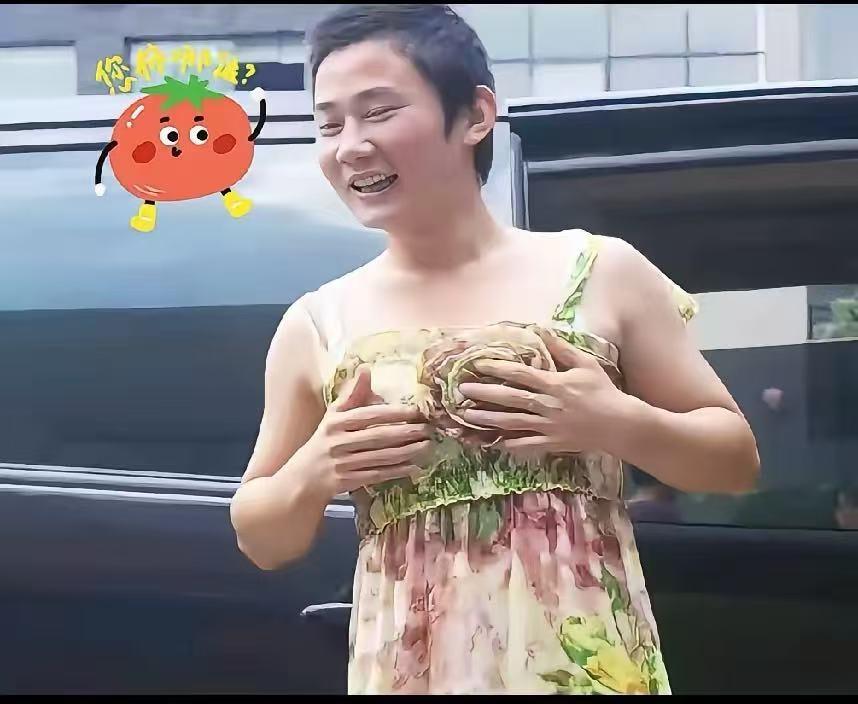 据悉，这张图片来源于张雪在阿波罗公司一次联欢晚会上代表本部门表演节目时留下的，从