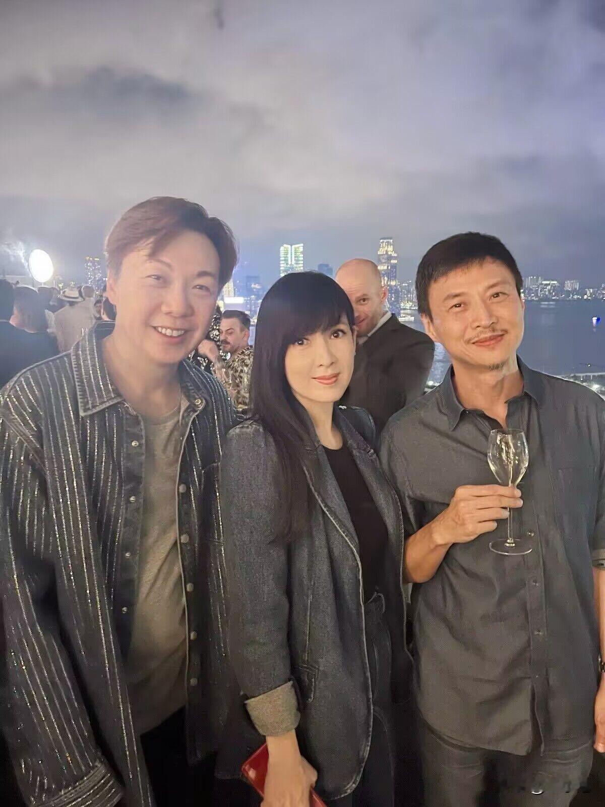 难得一见！15周年结婚纪念日没有任何庆祝活动的倪震和周慧敏，携手出席俞琤70岁生