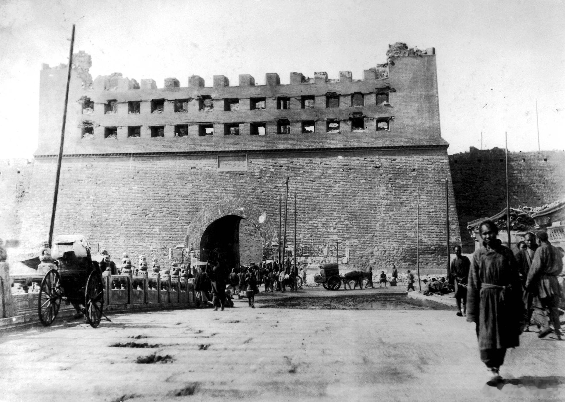 1900年8月14日–15日，八國聯軍（英、美、德、俄、法、日、意、奧匈8國）圍