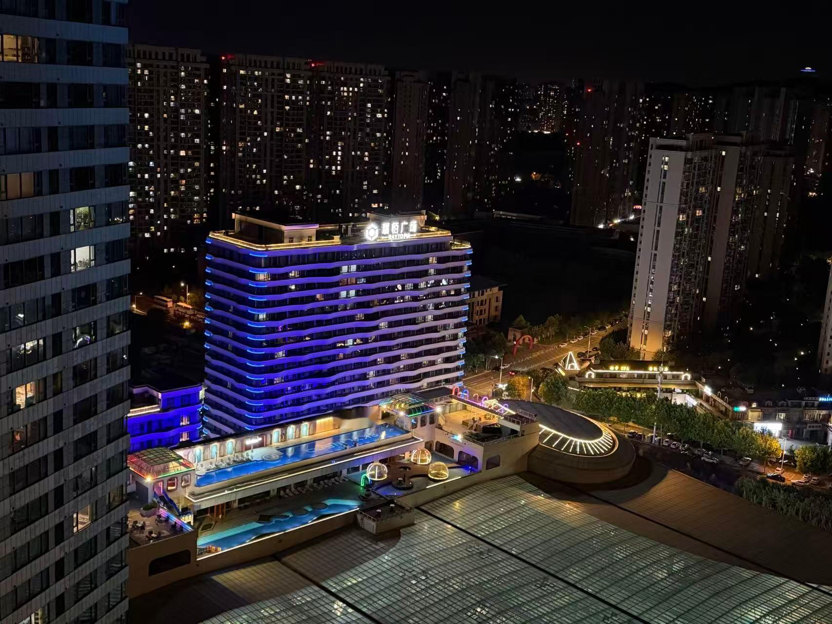 很少看楼后面的夜景，还不错。 ​​​