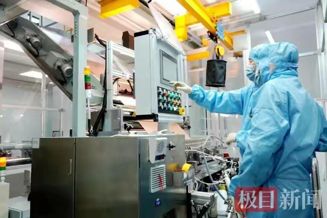 赞湖北超级工厂开建
 
荆楚今朝起巨坊，
志追世界创一流。
精工筑就新标杆，
助