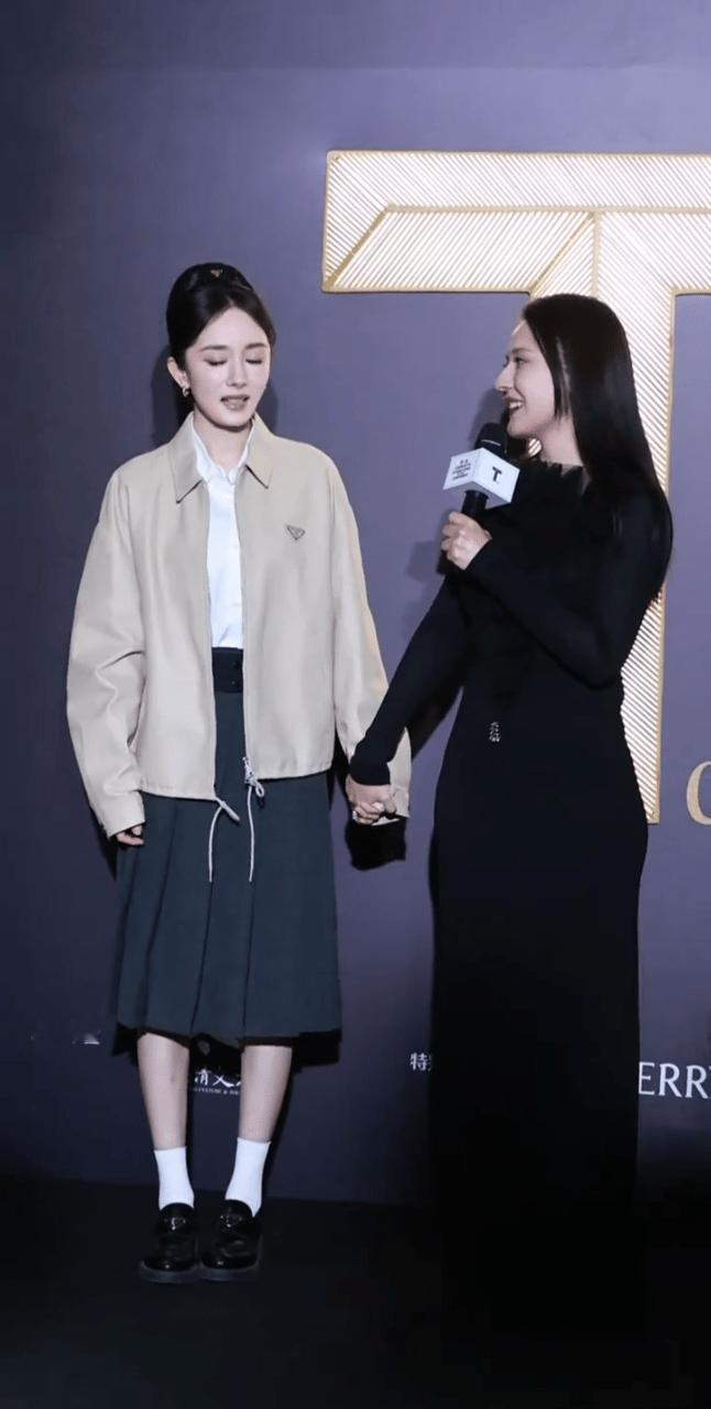 杨幂热依扎活动拥抱 杨幂热依扎活动生图状态真好，完全是女神级别！好美好贵气！两人